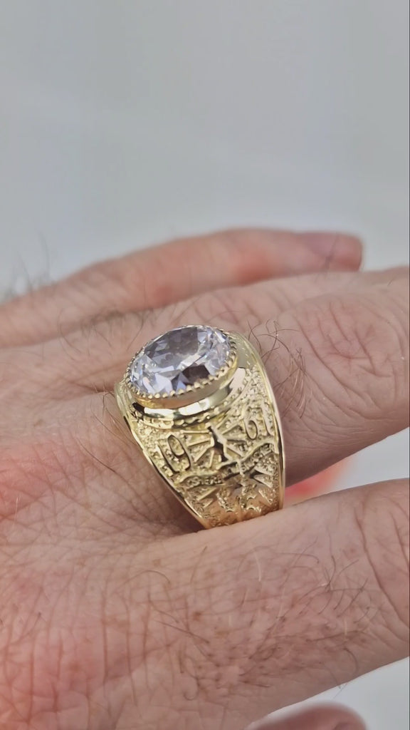 whate store college ring videoed on the hand 